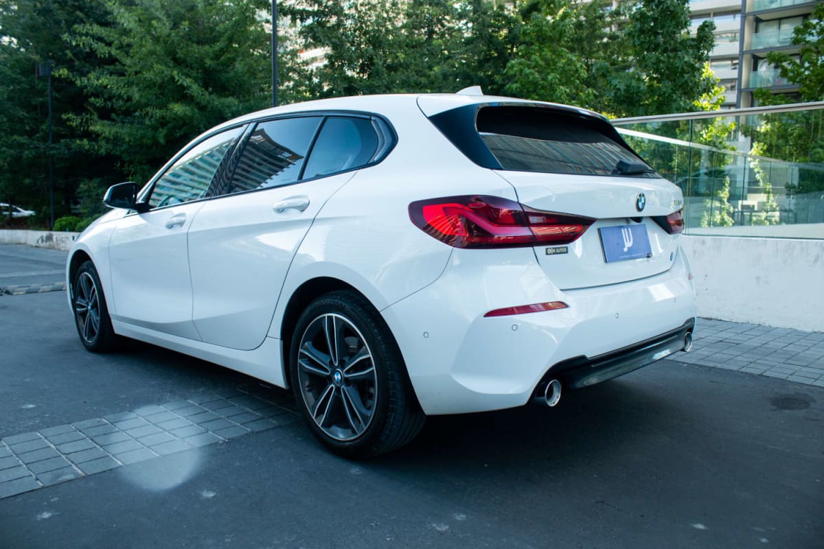 BMW 118d 2.0 2021 - Vista trasera 3/4 de hatchback color blanco en exterior