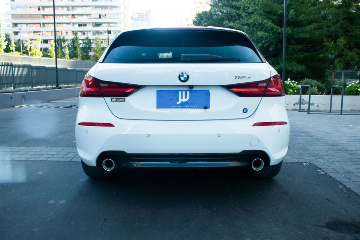 BMW 118d 2.0 2021 - Vista trasera de hatchback color blanco en exterior