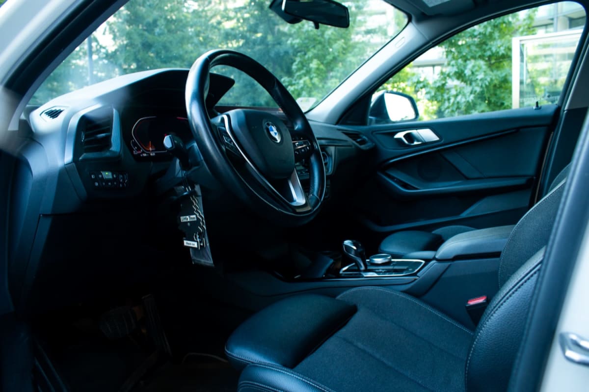 BMW 118d 2.0 2021 - Vista interior de hatchback color blanco con tapicería oscura en exterior