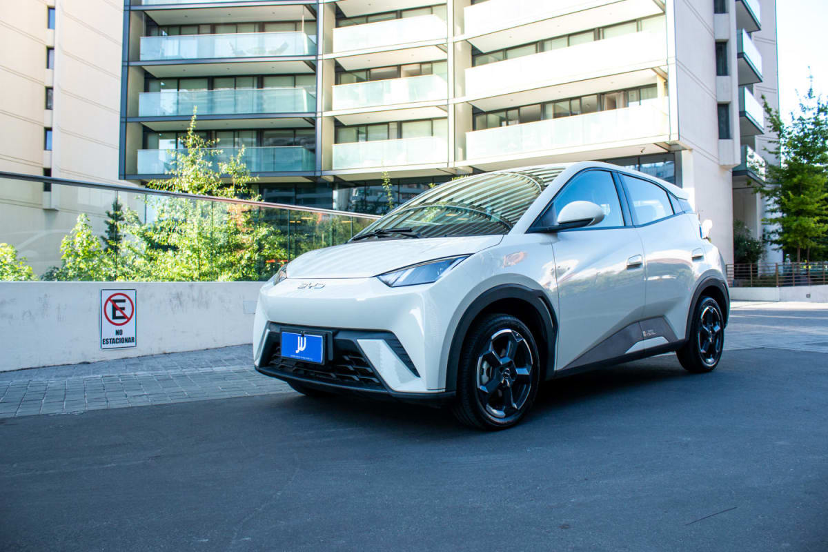 BYD Dolphin Mini 2025 - Vista 3/4 de hatchback color blanco en exterior