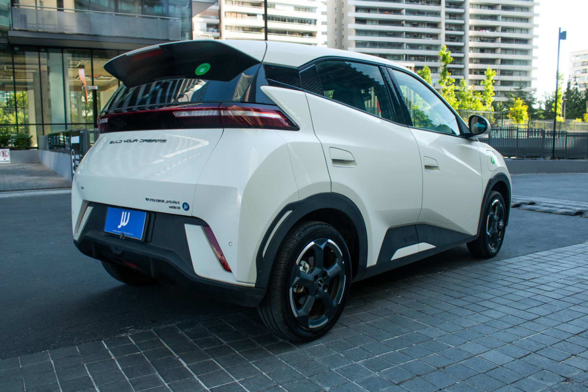 BYD Dolphin Mini 2025 - Vista trasera 3/4 de SUV color blanco en exterior