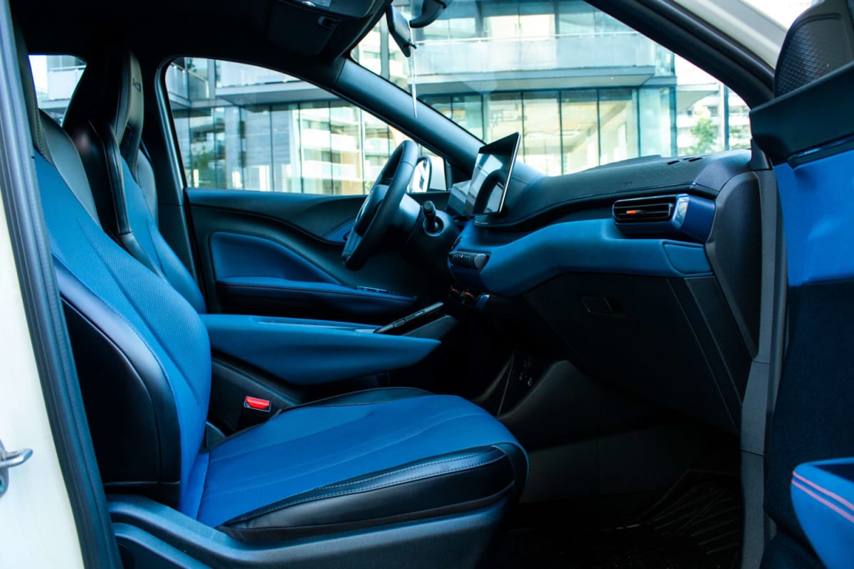 BYD Dolphin Mini 2025 - Vista interior de SUV con tapicería azul y negra en exterior