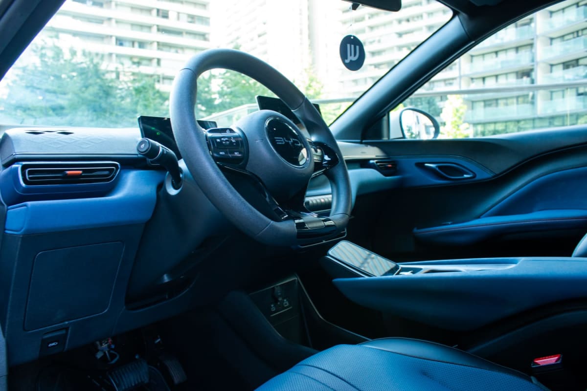 BYD Dolphin Mini 2025 - Vista interior de hatchback color azul con detalles negros en exterior