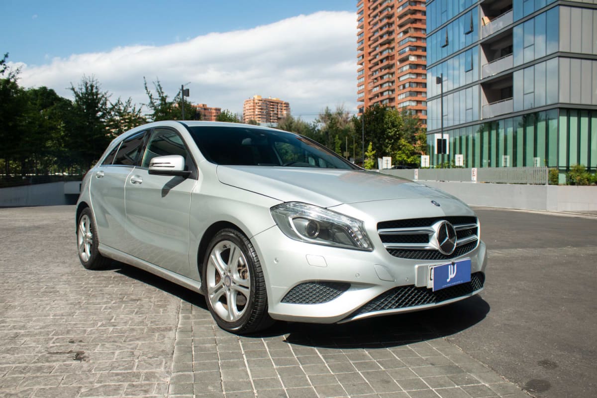 Mercedes-Benz A180 1.6 2015 - Vista 3/4 de hatchback color plata en exterior