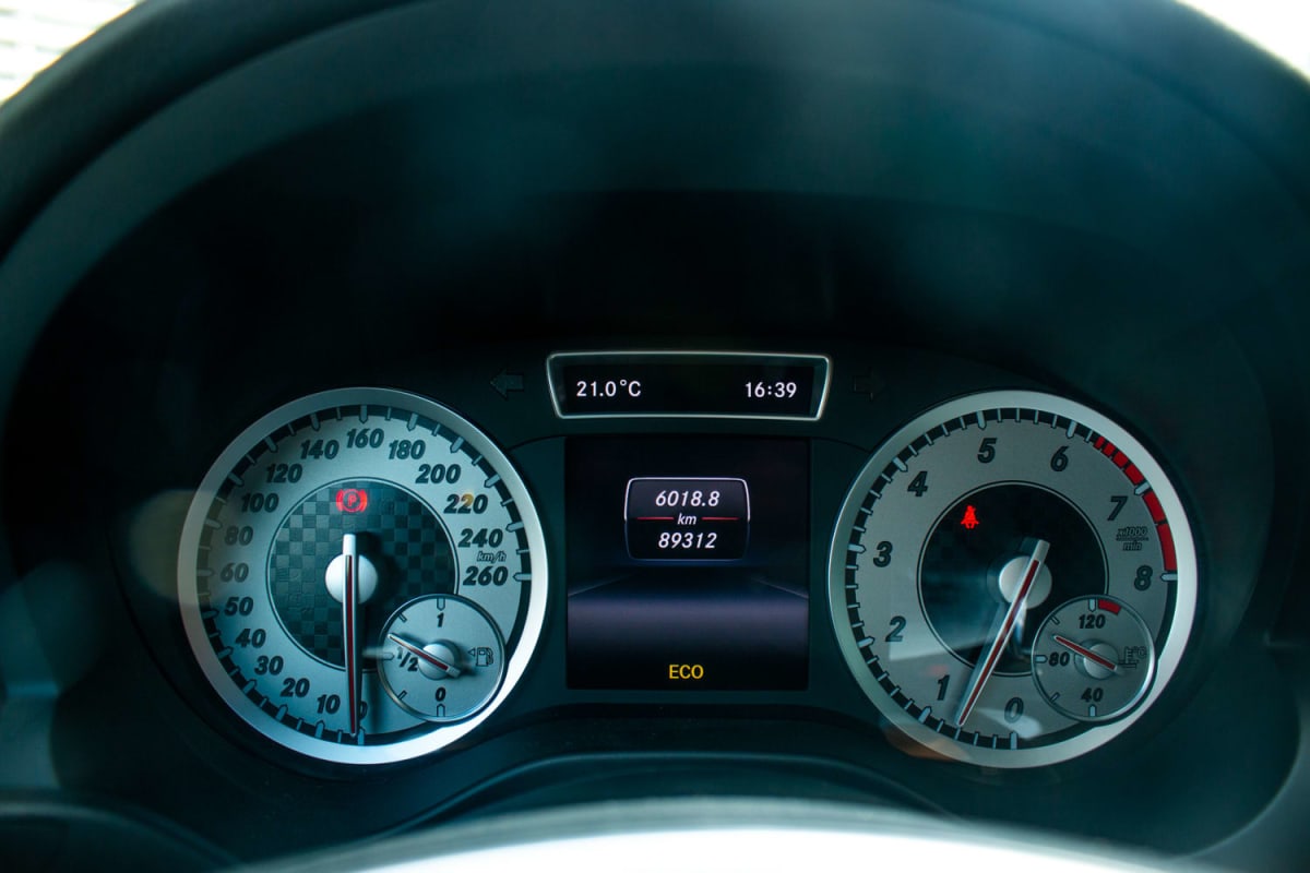 Mercedes-Benz A180 1.6 2015 - Detalle del panel de instrumentos con velocímetro y tacómetro en interior