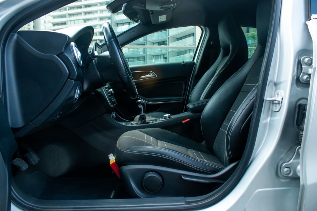 Mercedes-Benz A180 1.6 2015 - Vista interior de hatchback color plata con asientos de cuero negro en exterior