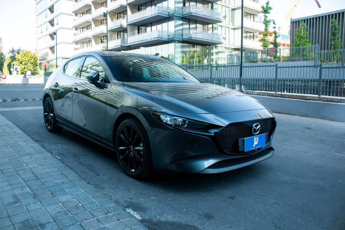 Mazda 3 2.5 2024 - Vista 3/4 frontal de hatchback color gris oscuro en exterior