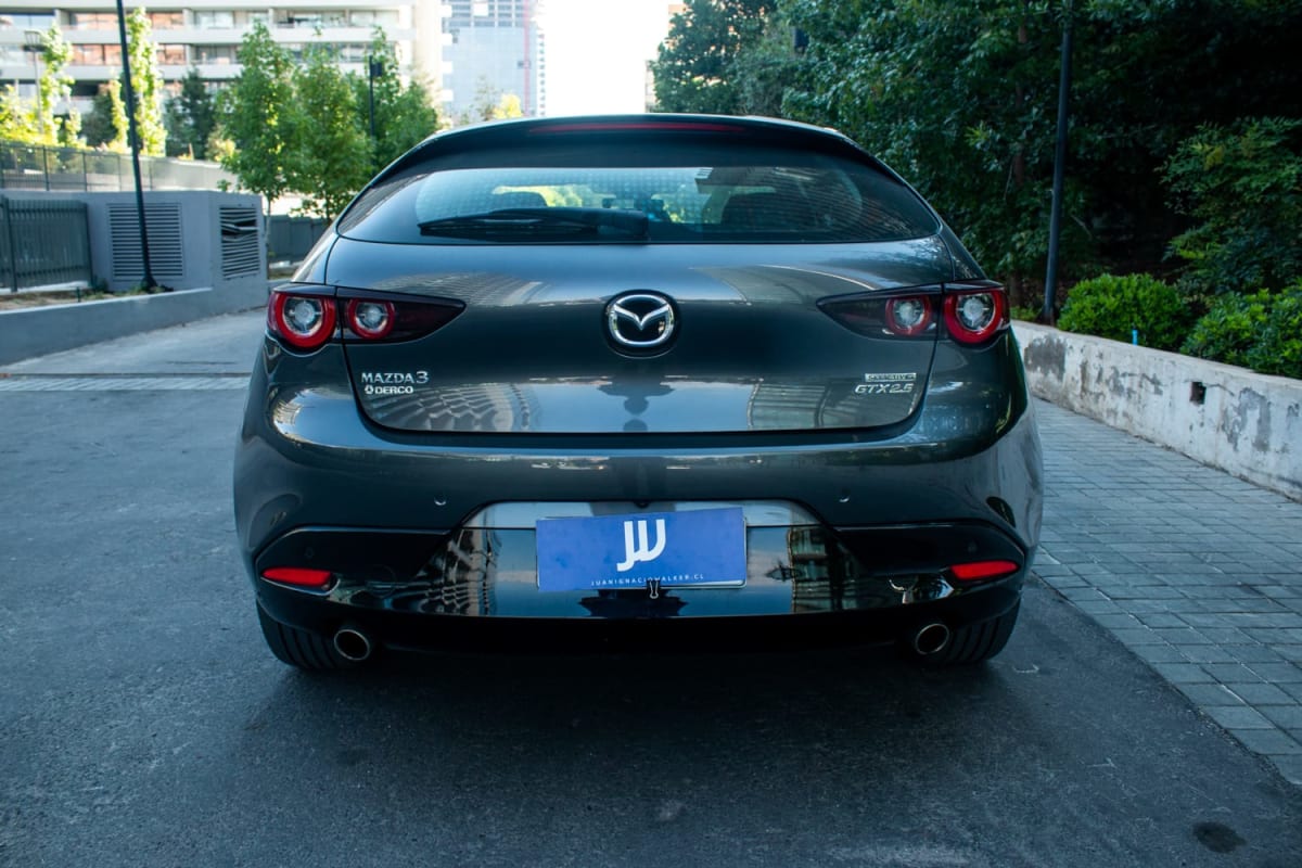 Mazda 3 2.5 2024 - Vista trasera de hatchback color gris oscuro en exterior