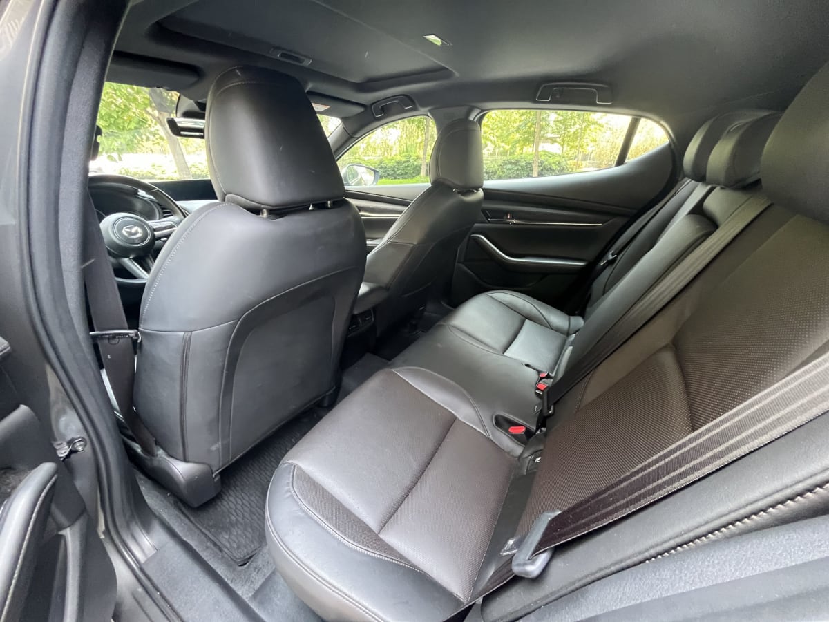 Mazda 3 2.5 2024 - Vista interior de hatchback color negro con asientos de cuero en exterior