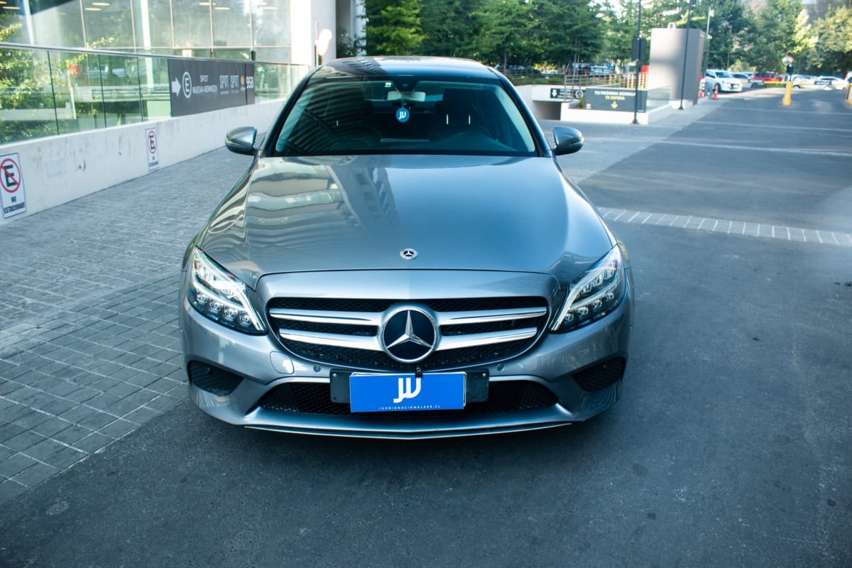 Mercedes-Benz C180 1.6 2019 - Vista frontal de sedán color gris en exterior