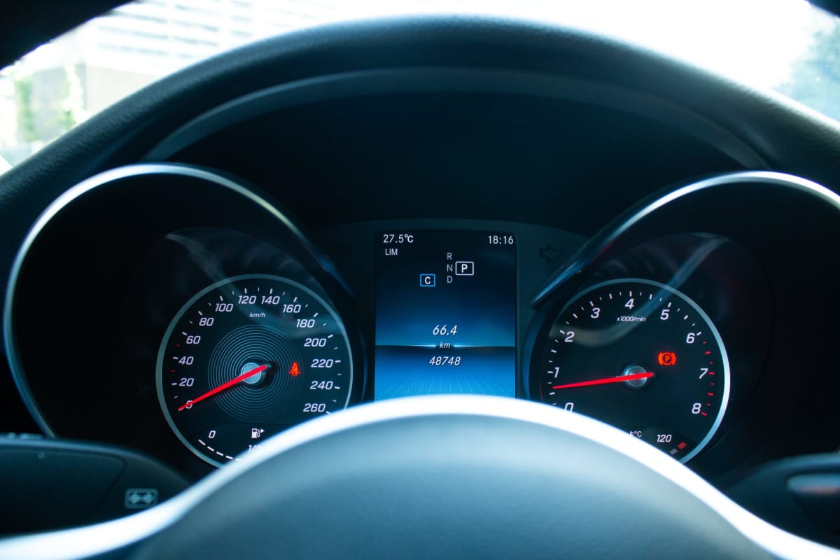 Mercedes-Benz C180 1.6 2020 - Vista del panel de instrumentos con velocímetro y tacómetro en interior