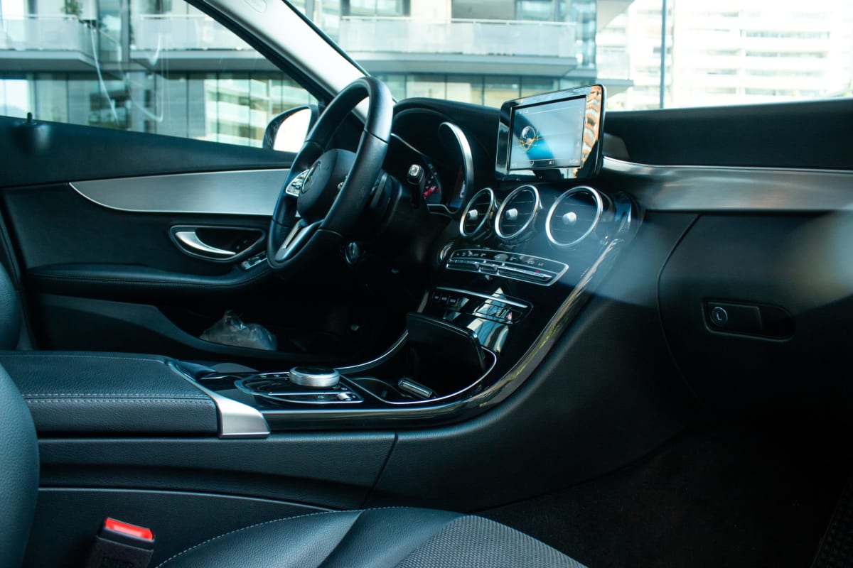 Mercedes-Benz C180 1.6 2020 - Vista interior del panel de instrumentos color negro en concesionario