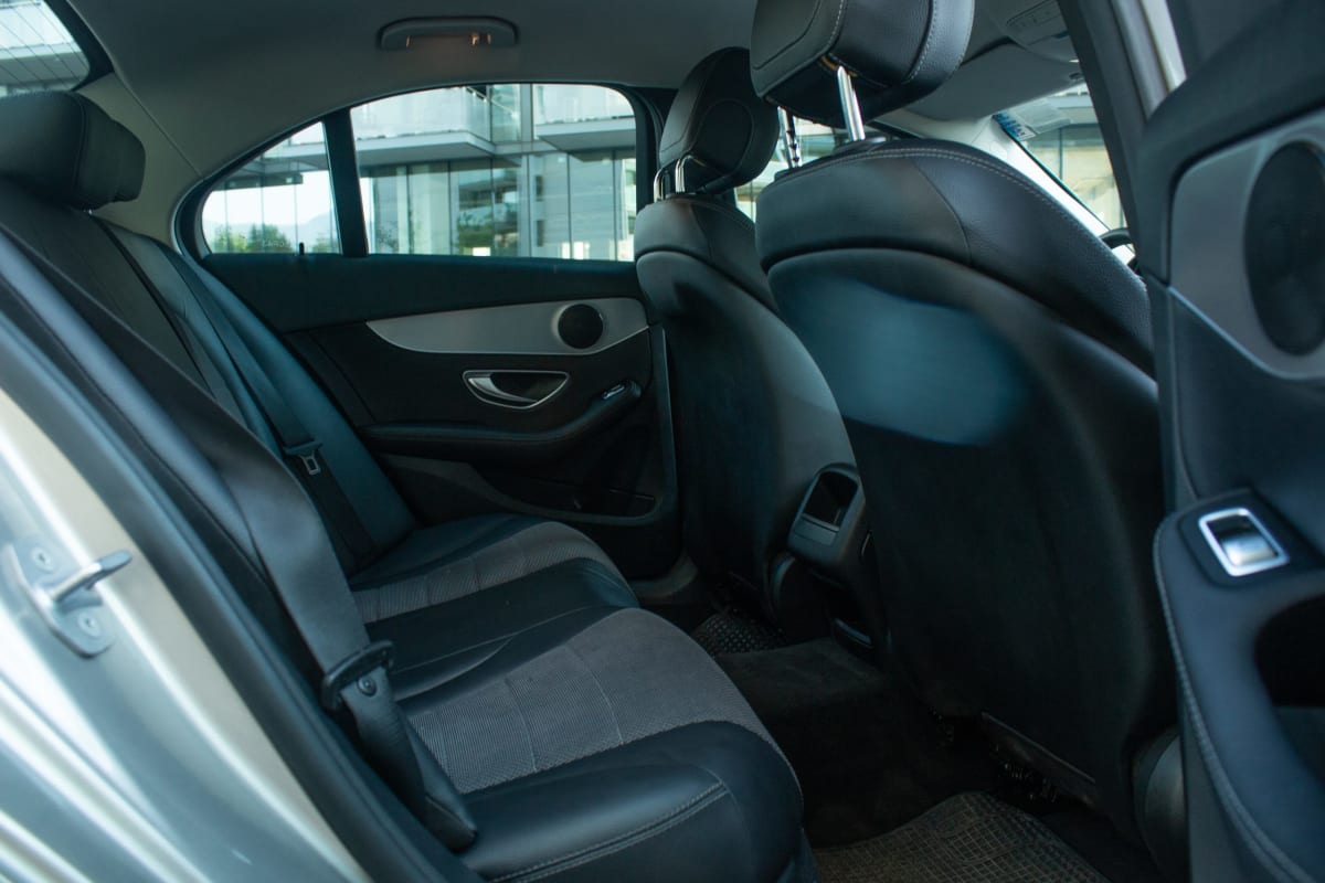 Mercedes-Benz C180 1.6 2020 - Vista interior de sedán con asientos de cuero negro y gris en exterior