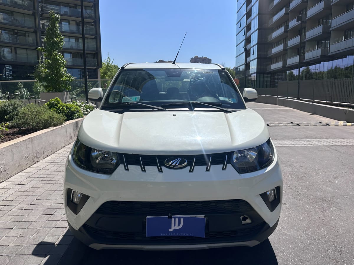 Mahindra XUV100 2021 - Vista frontal de SUV color blanco en exterior