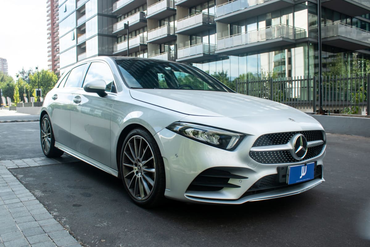 Mercedes-Benz A250 2.0 2023 - Vista 3/4 frontal de hatchback color plata en exterior