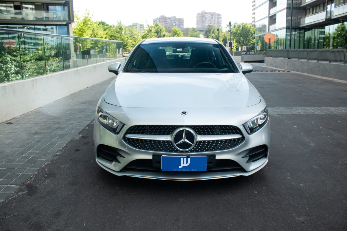 Mercedes-Benz A250 2.0 2023 - Vista frontal de hatchback color plata en exterior