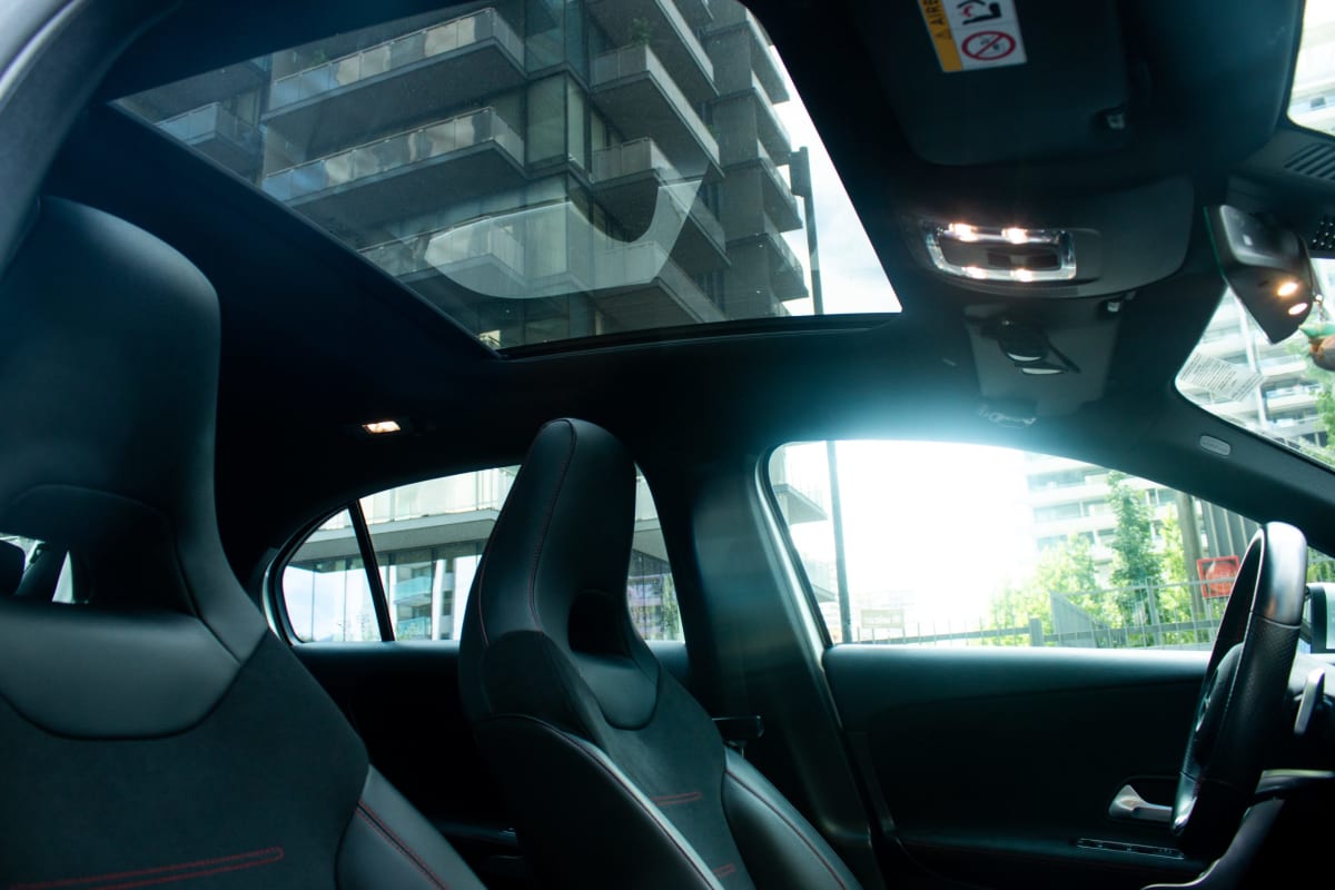 Mercedes-Benz A250 2.0 2023 - Vista interior de hatchback color negro con techo panorámico en exterior