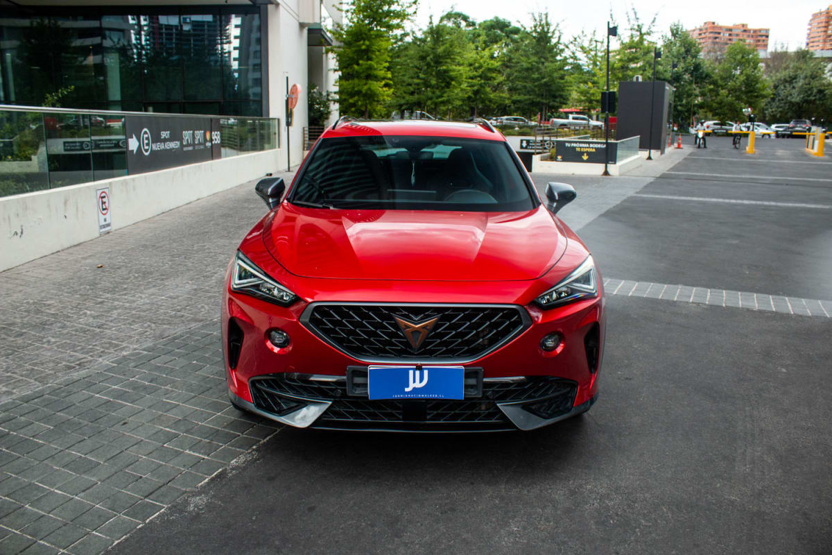 Cupra Formentor VZ 2022 - Vista frontal de SUV color rojo en exterior