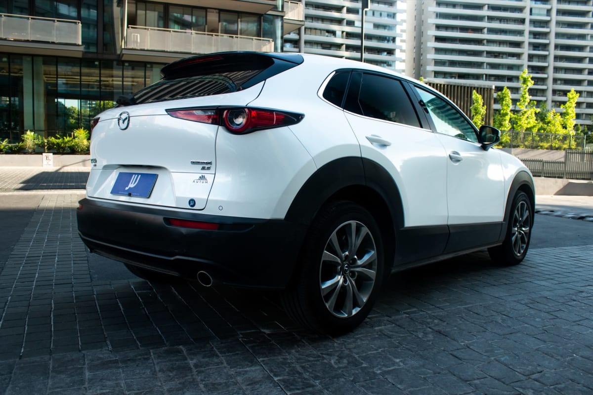 Mazda CX-30 High 2024 - Vista trasera 3/4 de SUV color blanco en exterior