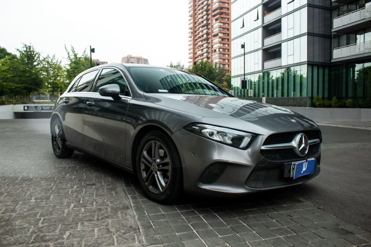 Mercedes-Benz A200 2.0 2020 - Vista 3/4 de hatchback color gris en exterior urbano