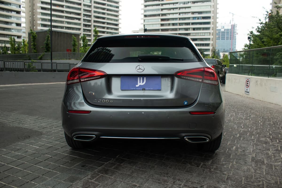 Mercedes-Benz A200 2.0 2020 - Vista trasera de hatchback color gris en exterior