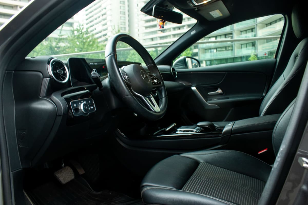 Mercedes-Benz A200 2.0 2020 - Vista interior delantera con volante y asientos de cuero negros en exterior