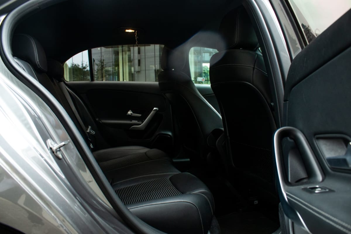 Mercedes-Benz A200 2.0 2020 - Interior de hatchback color gris. Vista de los asientos traseros en estudio.