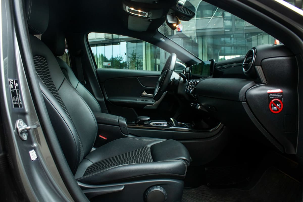 Mercedes-Benz A200 2.0 2020 - Vista interior de hatchback color gris oscuro con tapicería de cuero negro en estudio