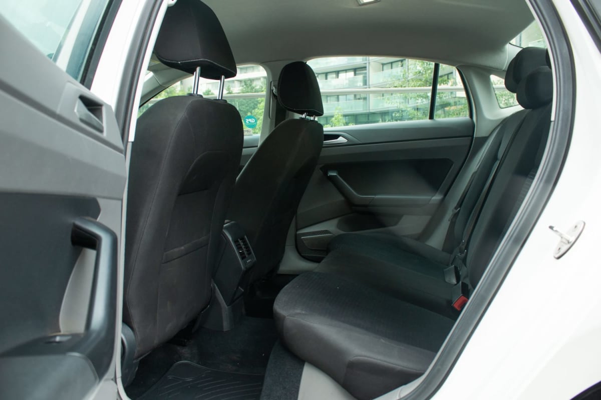 Volkswagen Virtus 1.6 2020 - Vista interior de hatchback color blanco. Asientos traseros de tela color negro en exterior.