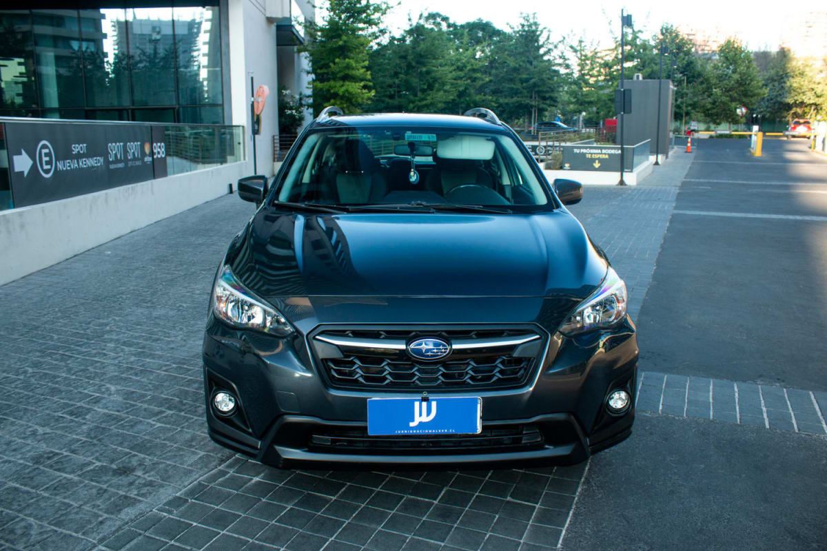 Subaru XV 2.0 2018 - Vista frontal de SUV color gris oscuro en exterior