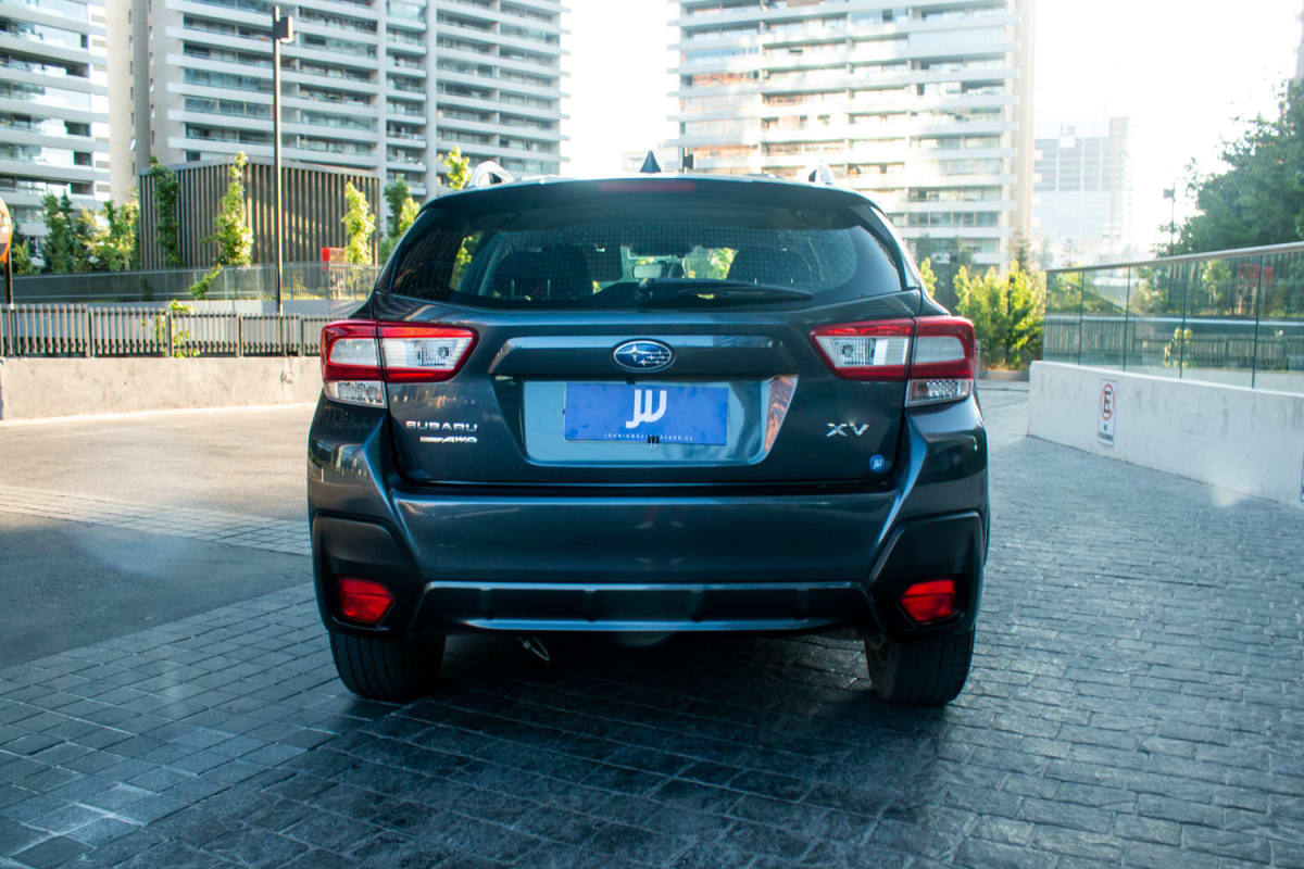 Subaru XV 2.0 2018 - Vista trasera de hatchback color gris oscuro en exterior