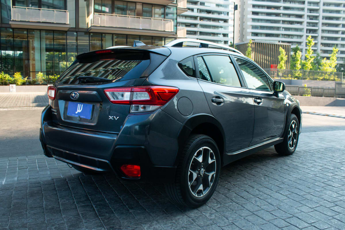 Subaru XV 2.0 2018 - Vista trasera 3/4 de hatchback color gris en exterior