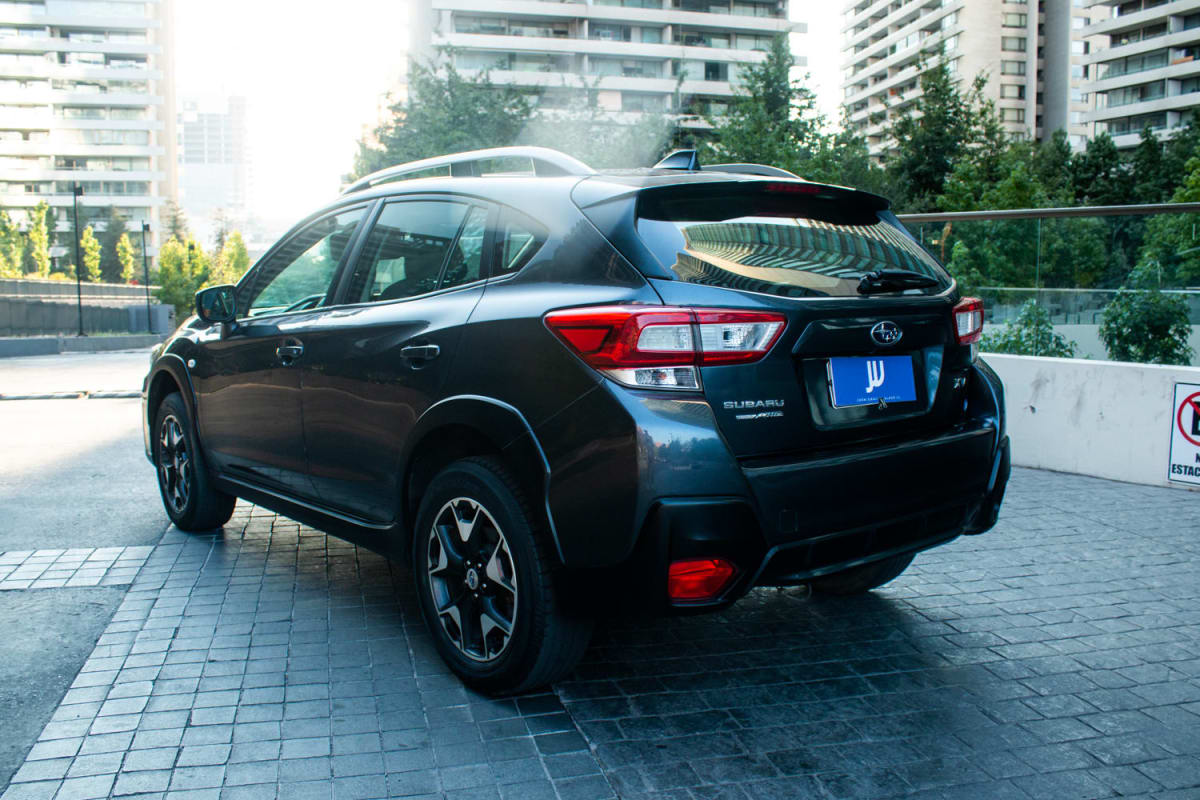 Subaru XV 2.0 2018 - Vista trasera 3/4 de SUV color gris oscuro en exterior urbano