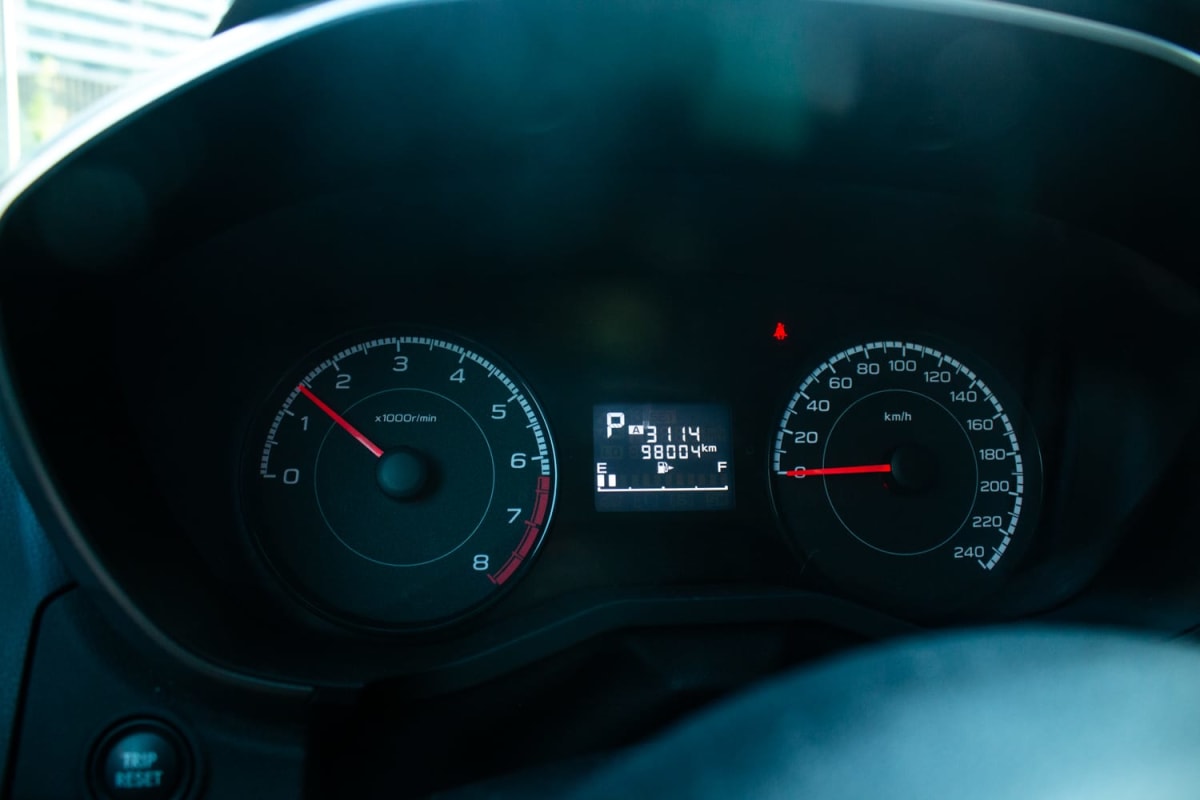 Subaru XV 2.0 2018 - Detalle del panel de instrumentos con velocímetro y tacómetro en interior