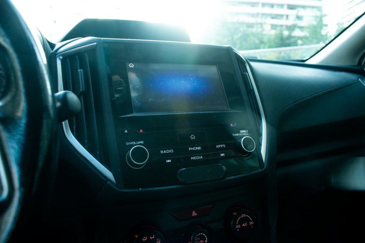 Subaru XV 2.0 2018 - Vista interior, consola central negra con pantalla y controles de radio.