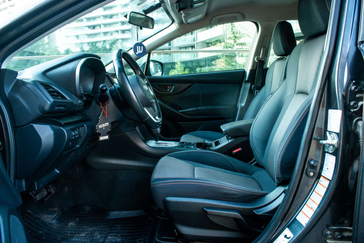 Subaru XV 2.0 2018 - Vista interior de hatchback color negro. Detalle de asientos delanteros y panel de instrumentos.