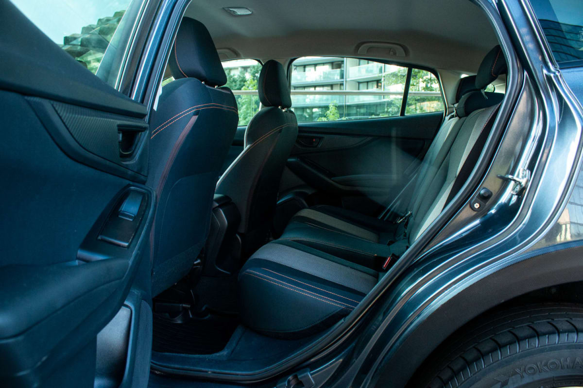 Subaru XV 2.0 2018 - Vista interior de hatchback color azul. Asientos traseros con tapiz bicolor. Exterior.