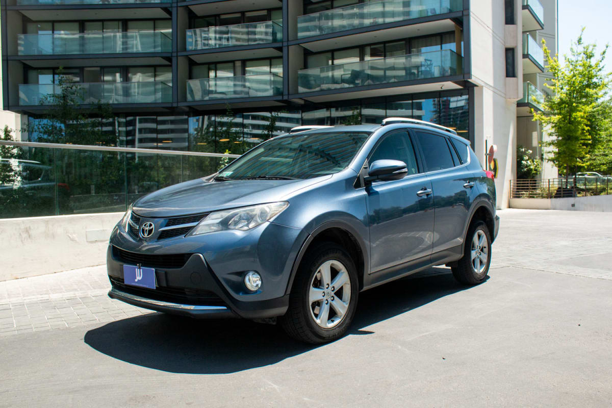 Toyota RAV4 2.5 2015 - Vista 3/4 de SUV color azul grisáceo en exterior