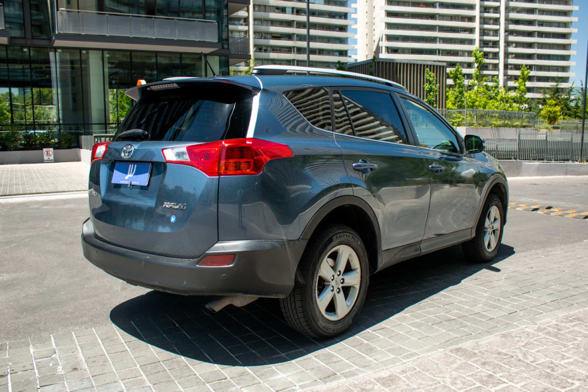 Toyota RAV4 2.5 2015 - Vista trasera 3/4 de SUV color gris azulado en exterior urbano
