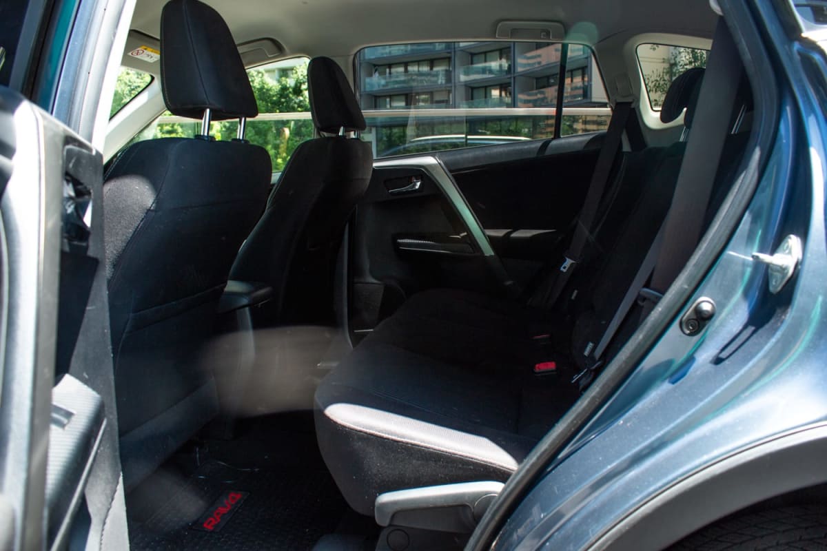Toyota RAV4 2.5 2015 - Vista interior de SUV color azul. Asientos traseros de tela negra en exterior.