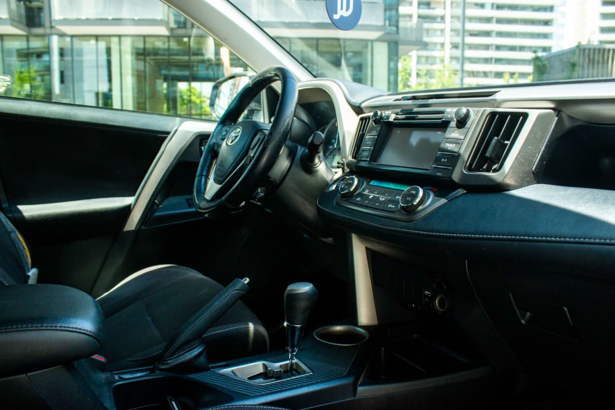 Toyota RAV4 2.5 2015 - Vista interior del SUV color negro con detalles plateados en exterior.