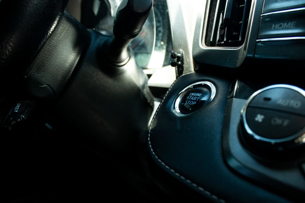 Toyota RAV4 2.5 2015 - Detalle interior de SUV negro: botón de encendido y controles de climatización.