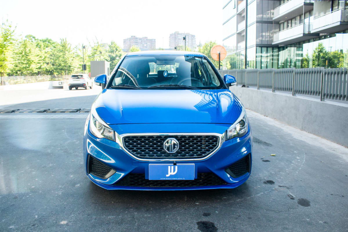 MG 3 1.5 2021 - Vista frontal de sedán color azul en exterior