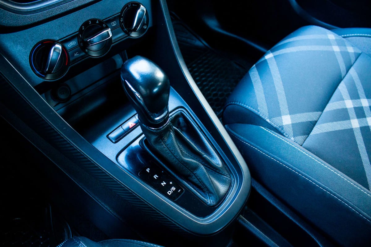 MG 3 1.5 2021 - Detalle interior de palanca de cambios automática y asiento con diseño a cuadros en interior