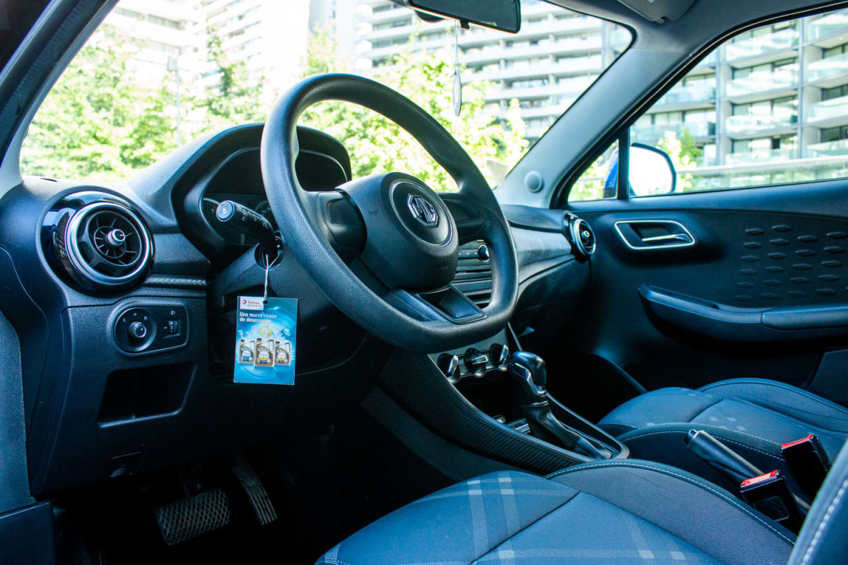 MG 3 1.5 2021 - Vista interior de hatchback color azul con tapiz a cuadros en exterior