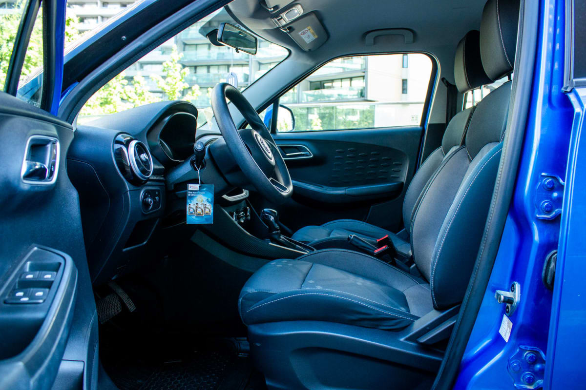MG 3 1.5 2021 - Vista interior de hatchback color azul con asientos de tela en exterior