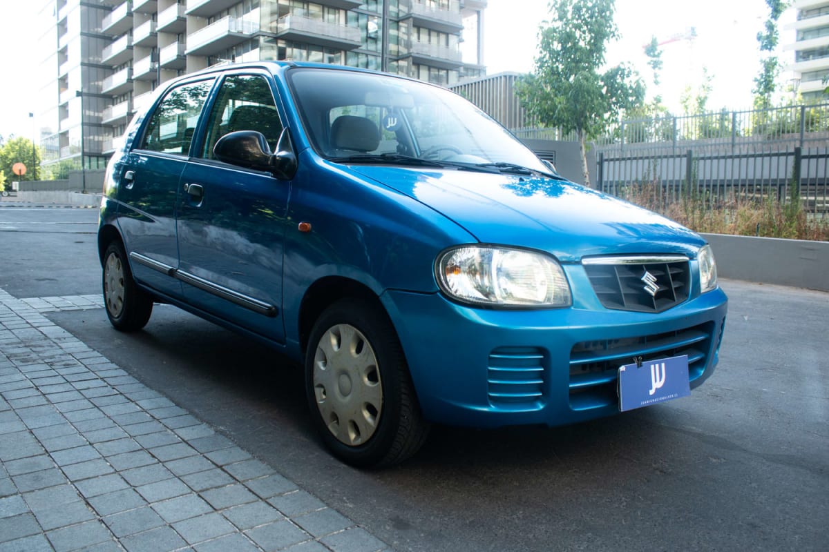 Suzuki Alto 1.1 2008 - Vista 3/4 de hatchback color azul en exterior