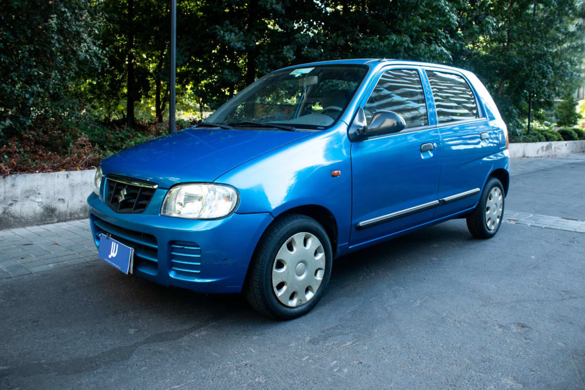 Suzuki Alto 1.1 2008 - Vista 3/4 de hatchback color azul en exterior