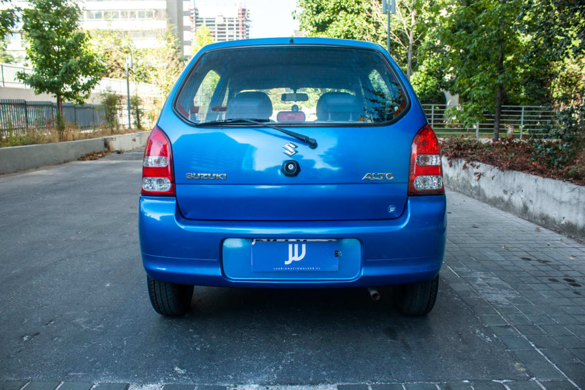 Suzuki Alto 1.1 2008 - Vista trasera de hatchback color azul en exterior