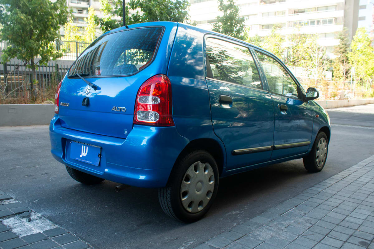 Suzuki Alto 1.1 2008 - Vista trasera 3/4 de hatchback color azul en exterior